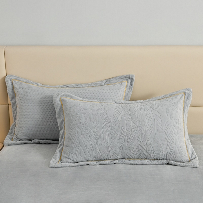 91家纺网 家纺一手货源 找家纺 优家居 2025新款高克重240克雕花烂花夹棉床盖四件套床单四件套牛奶绒床裙四件套 朱丽叶-灰