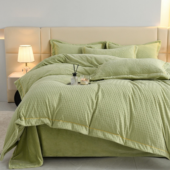 91家纺网 家纺一手货源 找家纺 优家居 2025新款高克重240克雕花烂花夹棉床盖四件套床单四件套牛奶绒床裙四件套 朱丽叶-绿