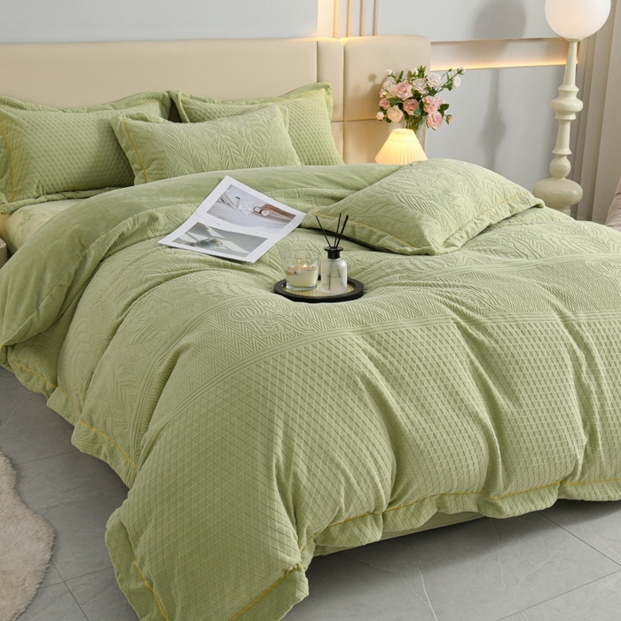 91家纺网 家纺一手货源 找家纺 优家居 2025新款高克重240克雕花烂花夹棉床盖四件套床单四件套牛奶绒床裙四件套 朱丽叶-绿