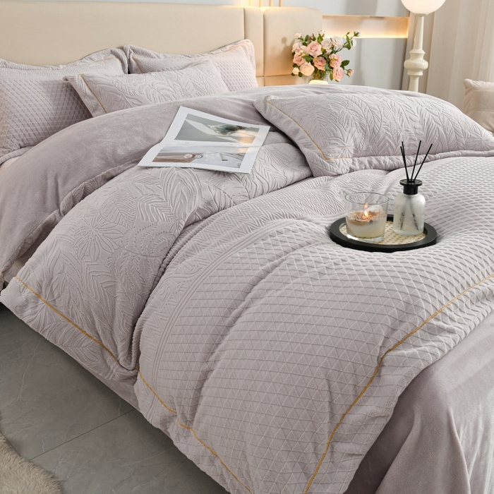 91家纺网 家纺一手货源 找家纺 优家居 2025新款高克重240克雕花烂花夹棉床盖四件套床单四件套牛奶绒床裙四件套 朱丽叶-紫