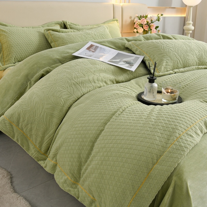 91家纺网 家纺一手货源 找家纺 优家居 2025新款高克重240克雕花烂花夹棉床盖四件套床单四件套牛奶绒床裙四件套 朱丽叶-绿