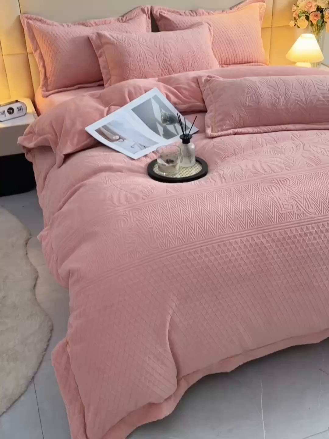 91家纺网 家纺一手货源 找家纺 优家居 2025新款高克重240克雕花烂花夹棉床盖四件套床单四件套牛奶绒床裙四件套 朱丽叶-粉