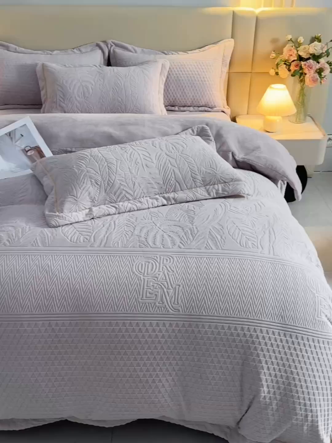 91家纺网 家纺一手货源 找家纺 优家居 2025新款高克重240克雕花烂花夹棉床盖四件套床单四件套牛奶绒床裙四件套 朱丽叶-紫