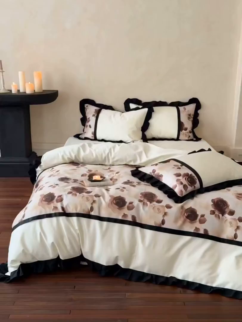 91家纺网 家纺一手货源 找家纺 多乐娜 2025新款法式100支全棉贡缎数码印花四件套长绒棉工艺款轻奢花边款（会员-20）控价378/398起（券后！！）务必控价谢谢配合 长绒棉贡缎-墨城玫瑰