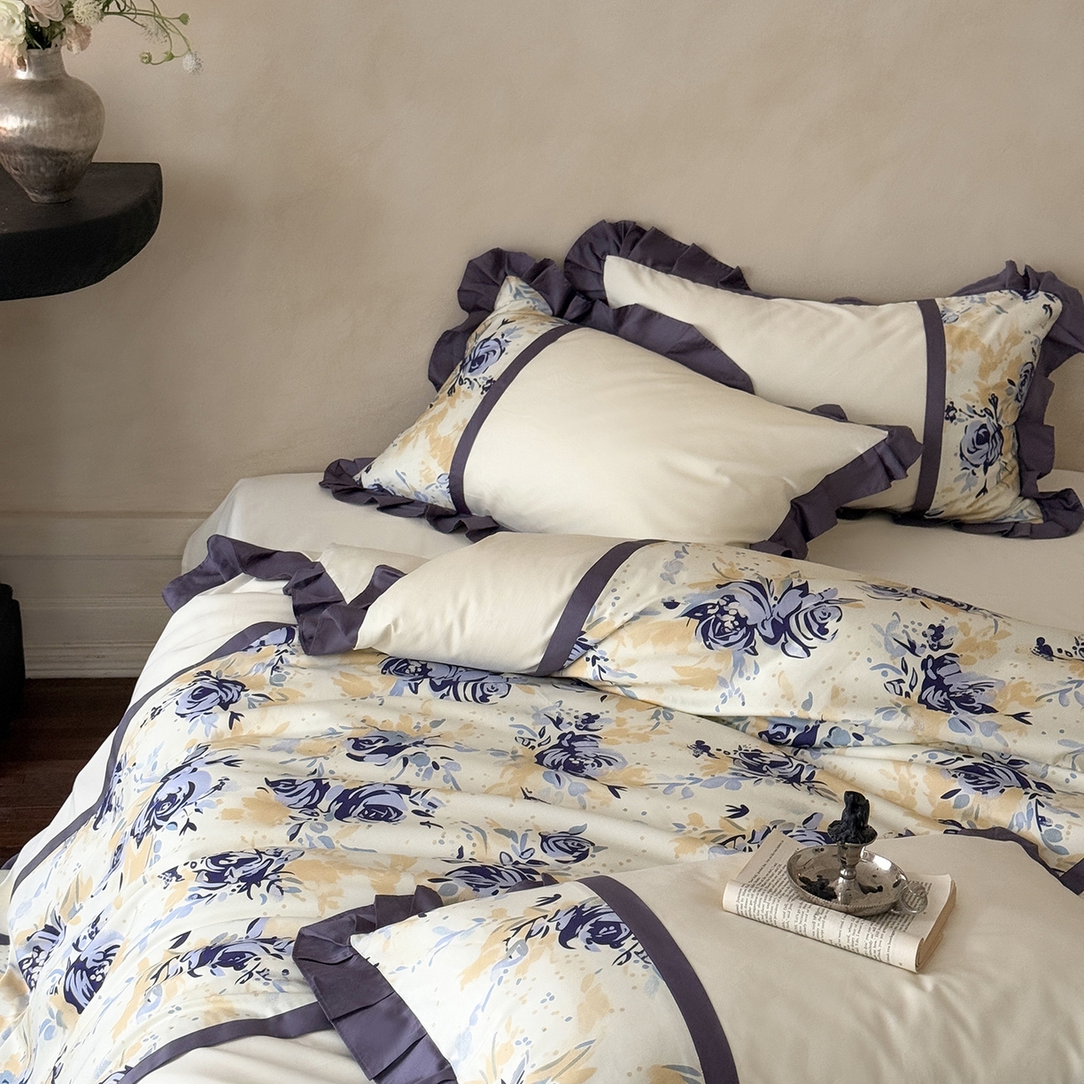 91家纺网 家纺一手货源 找家纺 多乐娜 2025新款法式100支全棉贡缎数码印花四件套长绒棉工艺款轻奢花边款（会员-20）控价378/398起（券后！！）务必控价谢谢配合 长绒棉贡缎-暮光紫汀