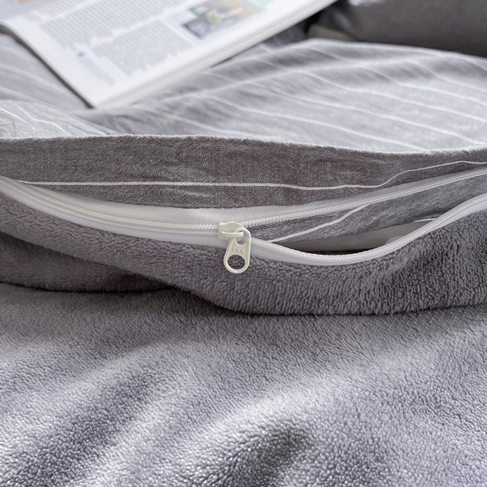 91家纺网 家纺一手货源 找家纺 柠萌家居 2025新款无印良品风双拼全棉色织水洗棉加牛奶绒单品被套简约风全棉拼牛奶绒单被套 棉+绒-宽双线冷灰