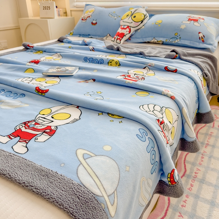 91家纺网 家纺一手货源 找家纺 云恋家纺 2025新款儿童卡通加厚牛奶绒北极绒双层绒毛毯 超人奥特曼