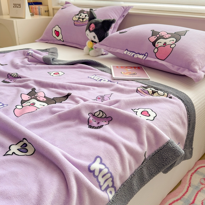 91家纺网 家纺一手货源 找家纺 云恋家纺 2025新款儿童卡通加厚牛奶绒北极绒双层绒毛毯 紫色库洛米