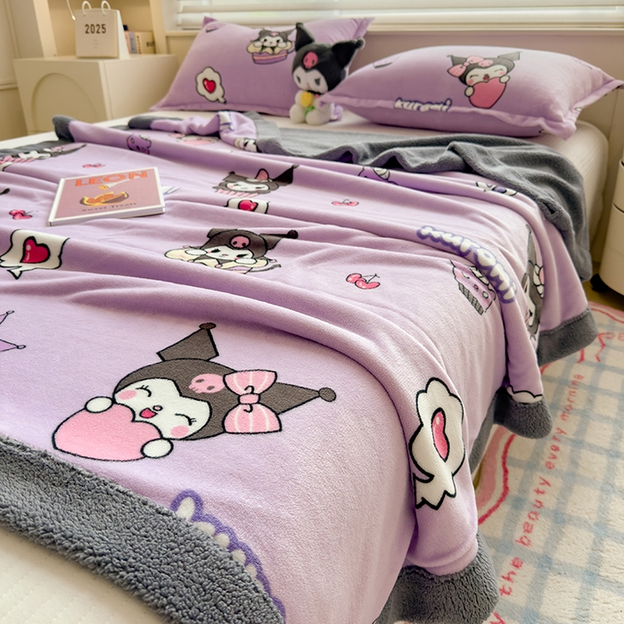 91家纺网 家纺一手货源 找家纺 云恋家纺 2025新款儿童卡通加厚牛奶绒北极绒双层绒毛毯 紫色库洛米