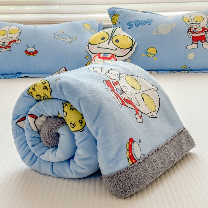 91家纺网 家纺一手货源 找家纺 云恋家纺 2025新款儿童卡通加厚牛奶绒北极绒双层绒毛毯 超人奥特曼