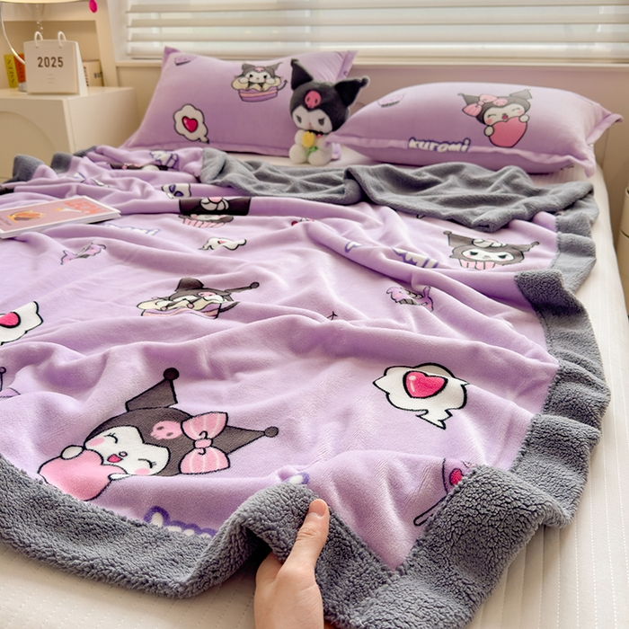 91家纺网 家纺一手货源 找家纺 云恋家纺 2025新款儿童卡通加厚牛奶绒北极绒双层绒毛毯 紫色库洛米