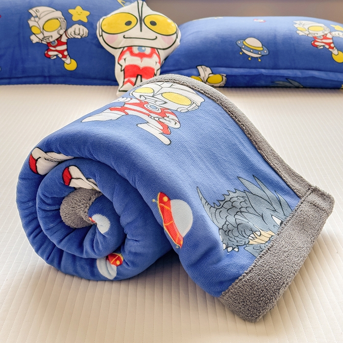 91家纺网 家纺一手货源 找家纺 云恋家纺 2025新款儿童卡通加厚牛奶绒北极绒双层绒毛毯 星空奥特曼