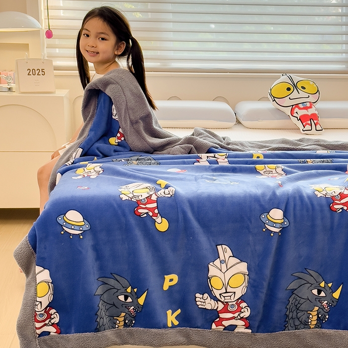 91家纺网 家纺一手货源 找家纺 云恋家纺 2025新款儿童卡通加厚牛奶绒北极绒双层绒毛毯 星空奥特曼