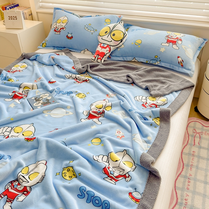 91家纺网 家纺一手货源 找家纺 云恋家纺 2025新款儿童卡通加厚牛奶绒北极绒双层绒毛毯 超人奥特曼