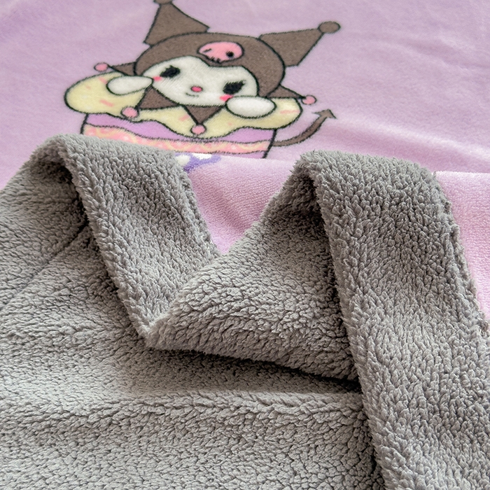91家纺网 家纺一手货源 找家纺 云恋家纺 2025新款儿童卡通加厚牛奶绒北极绒双层绒毛毯 紫色库洛米