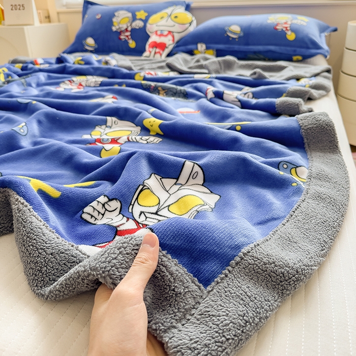 91家纺网 家纺一手货源 找家纺 云恋家纺 2025新款儿童卡通加厚牛奶绒北极绒双层绒毛毯 星空奥特曼