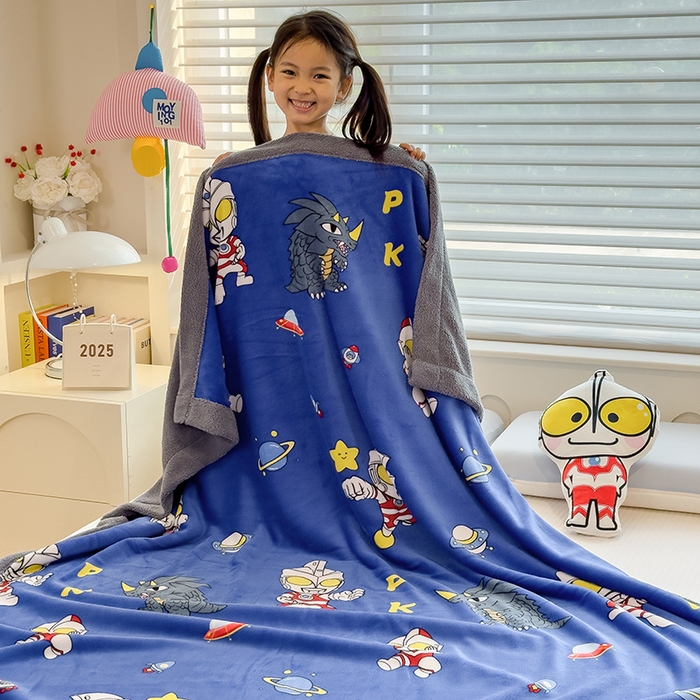 91家纺网 家纺一手货源 找家纺 云恋家纺 2025新款儿童卡通加厚牛奶绒北极绒双层绒毛毯 星空奥特曼