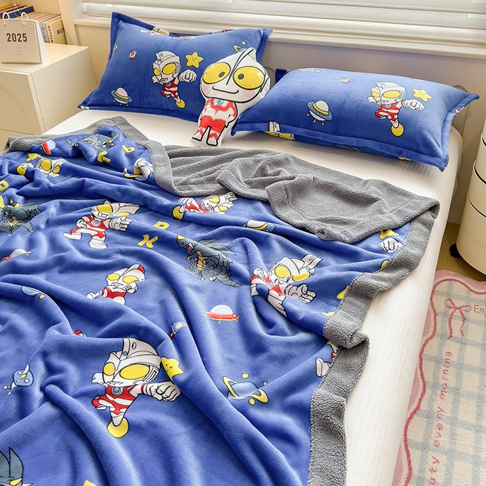 91家纺网 家纺一手货源 找家纺 云恋家纺 2025新款儿童卡通加厚牛奶绒北极绒双层绒毛毯 星空奥特曼