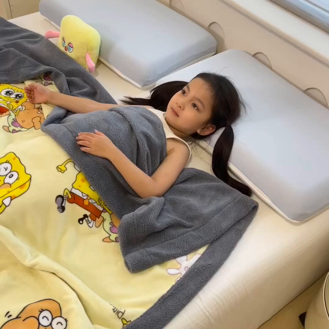 91家纺网 家纺一手货源 找家纺 云恋家纺 2025新款儿童卡通加厚牛奶绒北极绒双层绒毛毯 爱心海绵宝宝