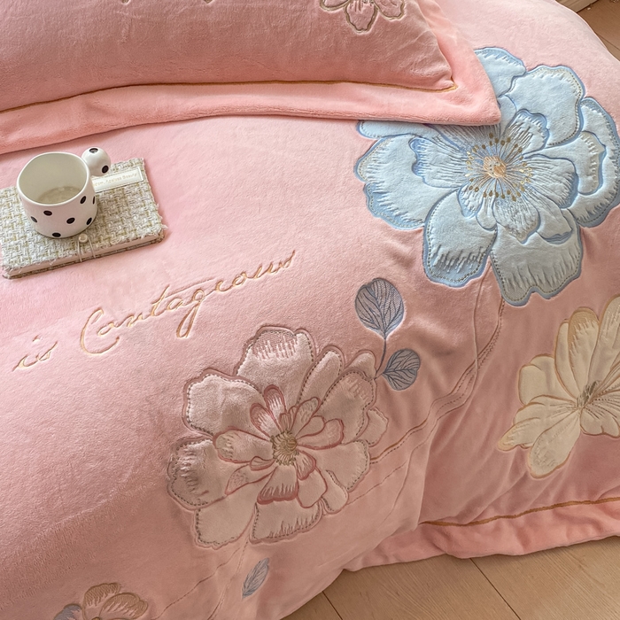 91家纺网 家纺一手货源 找家纺 （总）佳居缘 2025新款牛奶绒贴布绣四件套-黛西