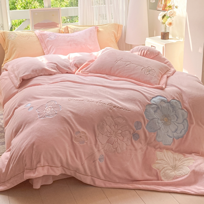 91家纺网 家纺一手货源 找家纺 （总）佳居缘 2025新款牛奶绒贴布绣四件套-黛西