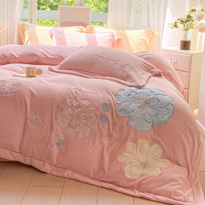 91家纺网 家纺一手货源 找家纺 （总）佳居缘 2025新款牛奶绒贴布绣四件套-黛西