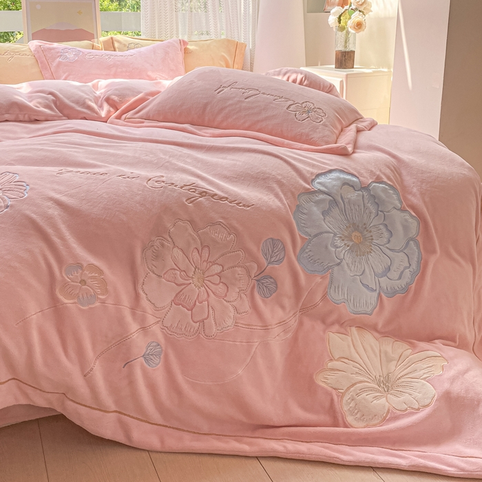 91家纺网 家纺一手货源 找家纺 （总）佳居缘 2025新款牛奶绒贴布绣四件套-黛西