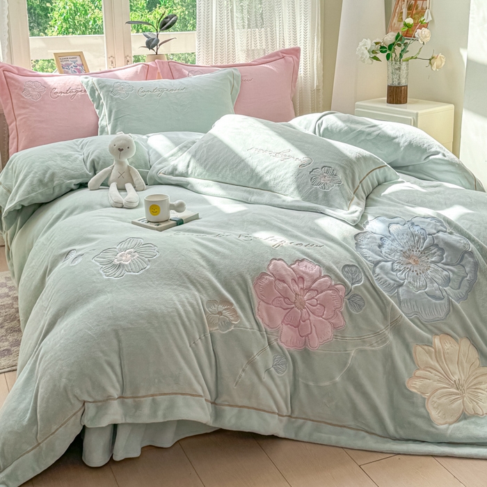 91家纺网 家纺一手货源 找家纺 佳居缘 2025新款牛奶绒贴布绣四件套-黛西 黛西-草蓝