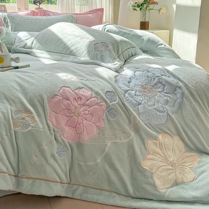 91家纺网 家纺一手货源 找家纺 佳居缘 2025新款牛奶绒贴布绣四件套-黛西 黛西-草蓝