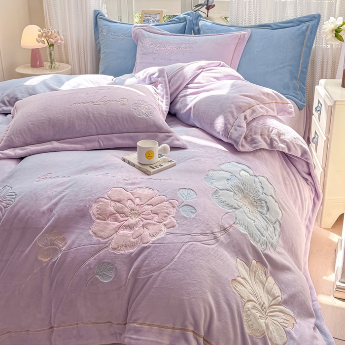 91家纺网 家纺一手货源 找家纺 佳居缘 2025新款牛奶绒贴布绣四件套-黛西 黛西-丁香紫