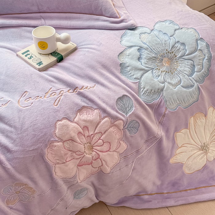 91家纺网 家纺一手货源 找家纺 佳居缘 2025新款牛奶绒贴布绣四件套-黛西 黛西-丁香紫