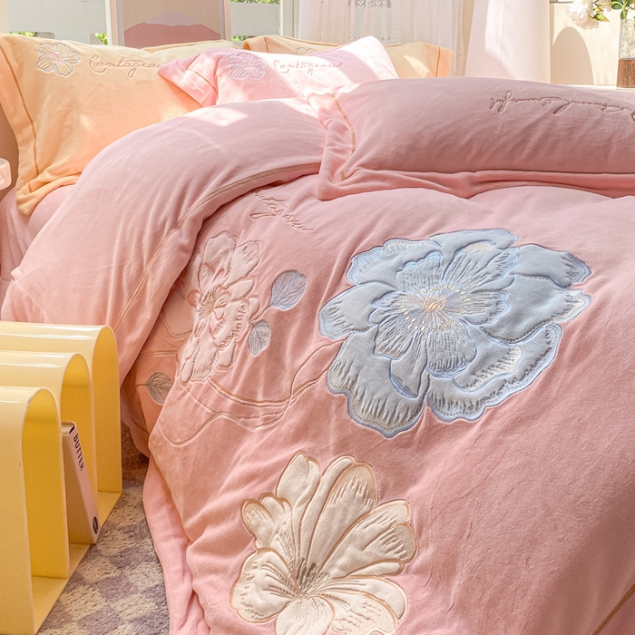 91家纺网 家纺一手货源 找家纺 佳居缘 2025新款牛奶绒贴布绣四件套-黛西 黛西-少女粉