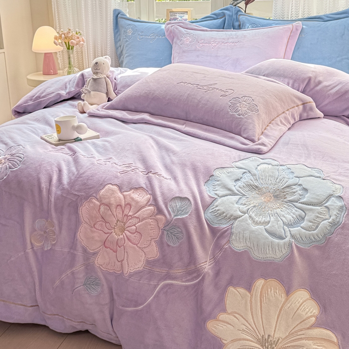 91家纺网 家纺一手货源 找家纺 佳居缘 2025新款牛奶绒贴布绣四件套-黛西 黛西-丁香紫