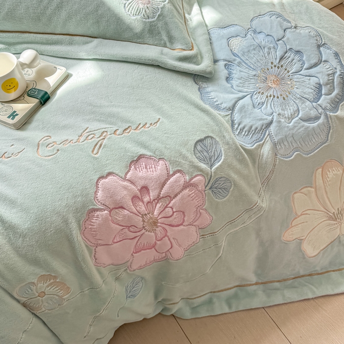 91家纺网 家纺一手货源 找家纺 佳居缘 2025新款牛奶绒贴布绣四件套-黛西 黛西-草蓝