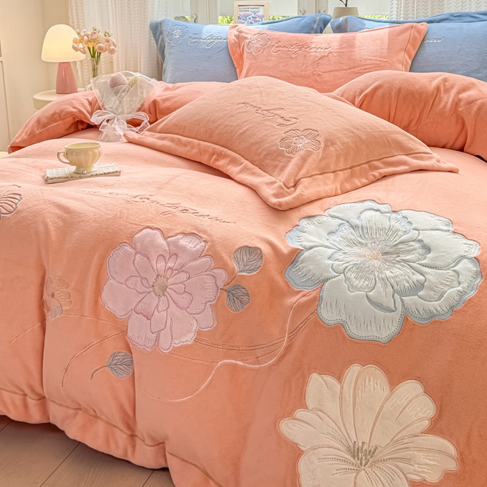 91家纺网 家纺一手货源 找家纺 佳居缘 2025新款牛奶绒贴布绣四件套-黛西 黛西-暖玉