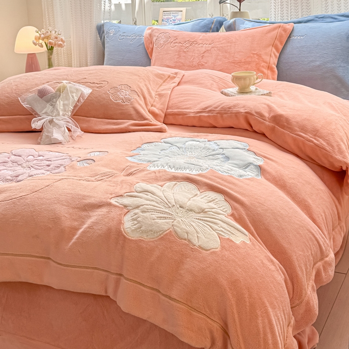 91家纺网 家纺一手货源 找家纺 佳居缘 2025新款牛奶绒贴布绣四件套-黛西 黛西-暖玉