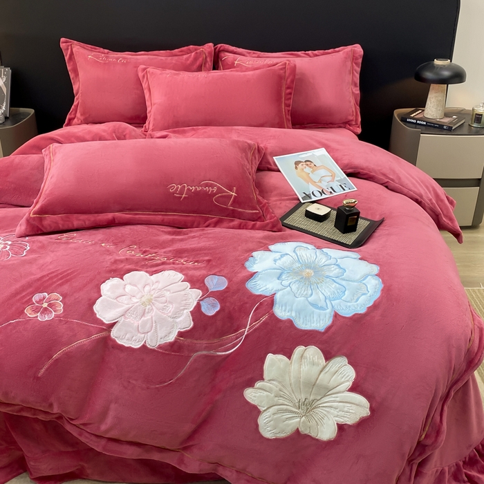 91家纺网 家纺一手货源 找家纺 佳居缘 2025新款牛奶绒贴布绣四件套-黛西 黛西-豆沙红