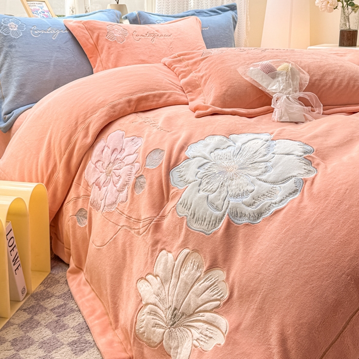 91家纺网 家纺一手货源 找家纺 佳居缘 2025新款牛奶绒贴布绣四件套-黛西 黛西-暖玉