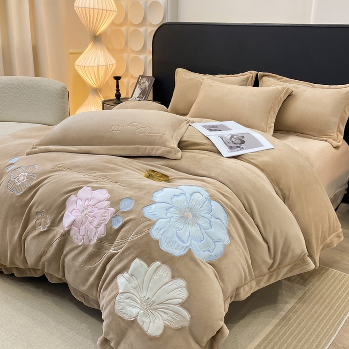 91家纺网 家纺一手货源 找家纺 佳居缘 2025新款牛奶绒贴布绣四件套-黛西 黛西-奶咖