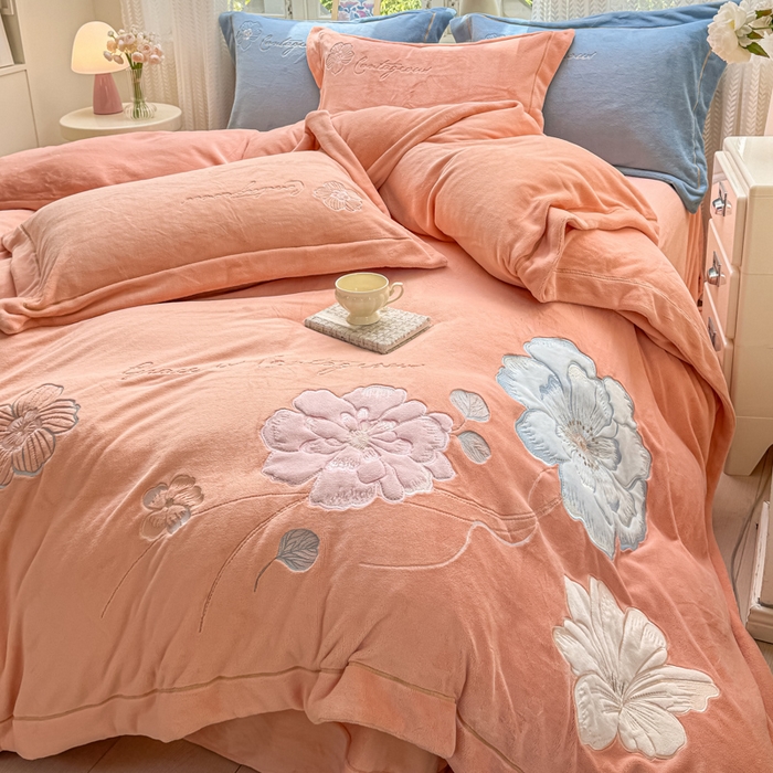 91家纺网 家纺一手货源 找家纺 佳居缘 2025新款牛奶绒贴布绣四件套-黛西 黛西-暖玉