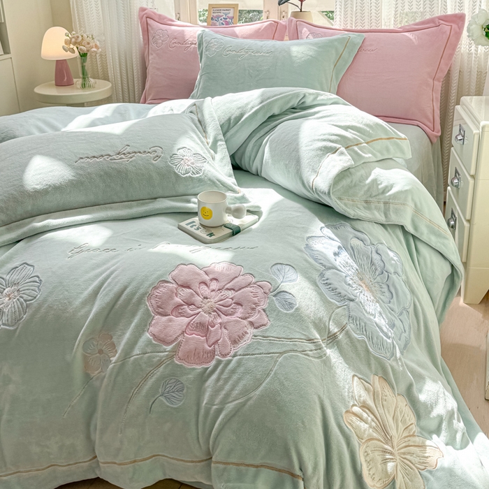 91家纺网 家纺一手货源 找家纺 佳居缘 2025新款牛奶绒贴布绣四件套-黛西 黛西-草蓝