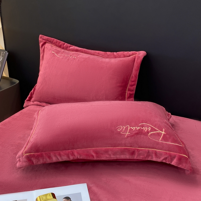 91家纺网 家纺一手货源 找家纺 佳居缘 2025新款牛奶绒贴布绣四件套-黛西 黛西-豆沙红