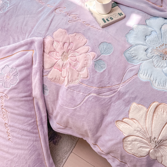 91家纺网 家纺一手货源 找家纺 佳居缘 2025新款牛奶绒贴布绣四件套-黛西 黛西-丁香紫