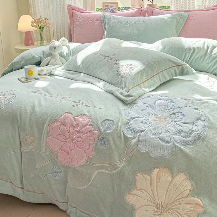 91家纺网 家纺一手货源 找家纺 佳居缘 2025新款牛奶绒贴布绣四件套-黛西 黛西-草蓝