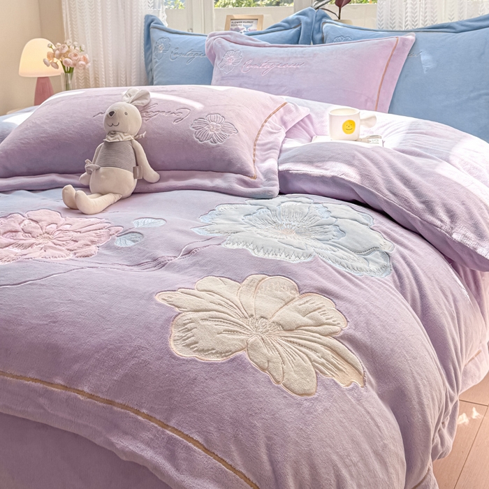 91家纺网 家纺一手货源 找家纺 佳居缘 2025新款牛奶绒贴布绣四件套-黛西 黛西-丁香紫