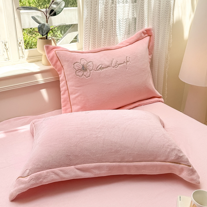 91家纺网 家纺一手货源 找家纺 佳居缘 2025新款牛奶绒贴布绣四件套-黛西 黛西-少女粉