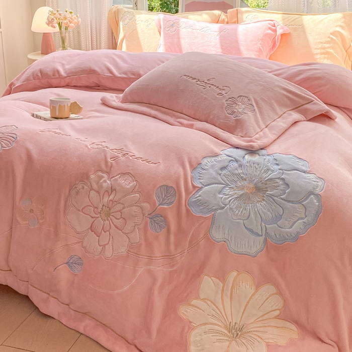 91家纺网 家纺一手货源 找家纺 佳居缘 2025新款牛奶绒贴布绣四件套-黛西 黛西-少女粉