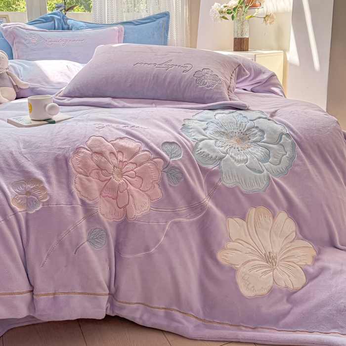 91家纺网 家纺一手货源 找家纺 佳居缘 2025新款牛奶绒贴布绣四件套-黛西 黛西-丁香紫