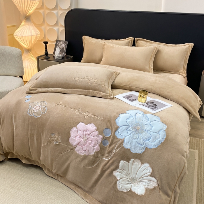 91家纺网 家纺一手货源 找家纺 佳居缘 2025新款牛奶绒贴布绣四件套-黛西 黛西-奶咖