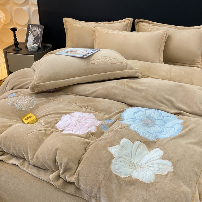 91家纺网 家纺一手货源 找家纺 佳居缘 2025新款牛奶绒贴布绣四件套-黛西 黛西-奶咖